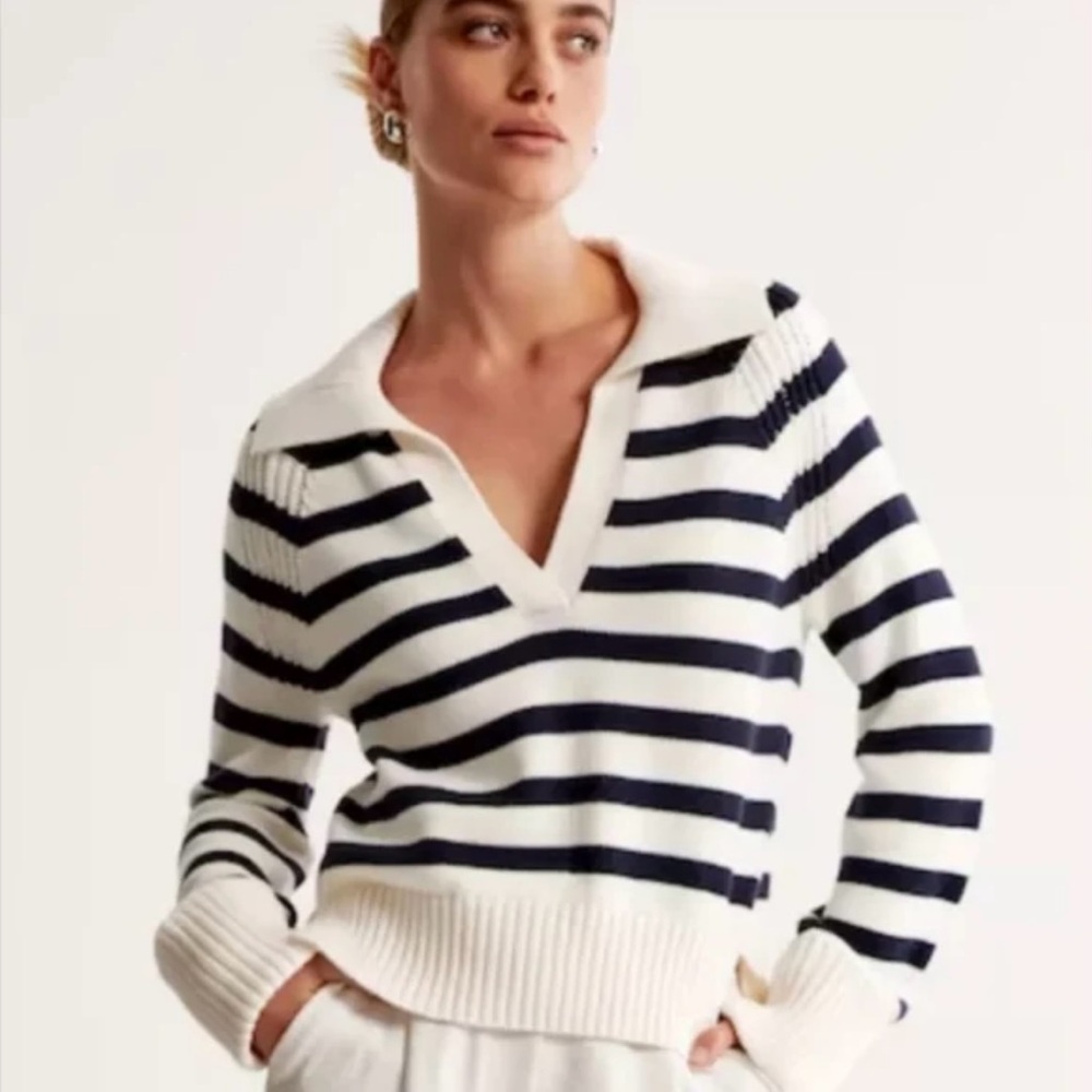 Abercrombie & Fitch Navy and White V-Neck Sweater